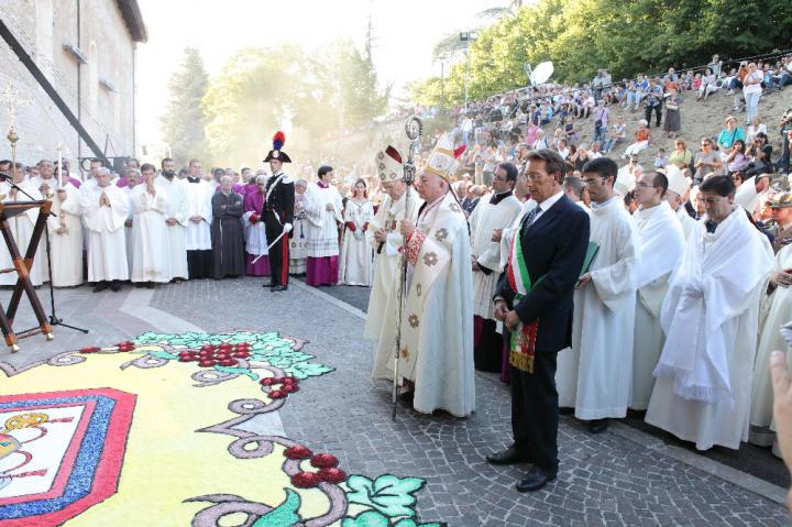 Gli ultimi istanti prima dell'apertura della Porta Santa della Basilica di Collemaggio (28 agosto)